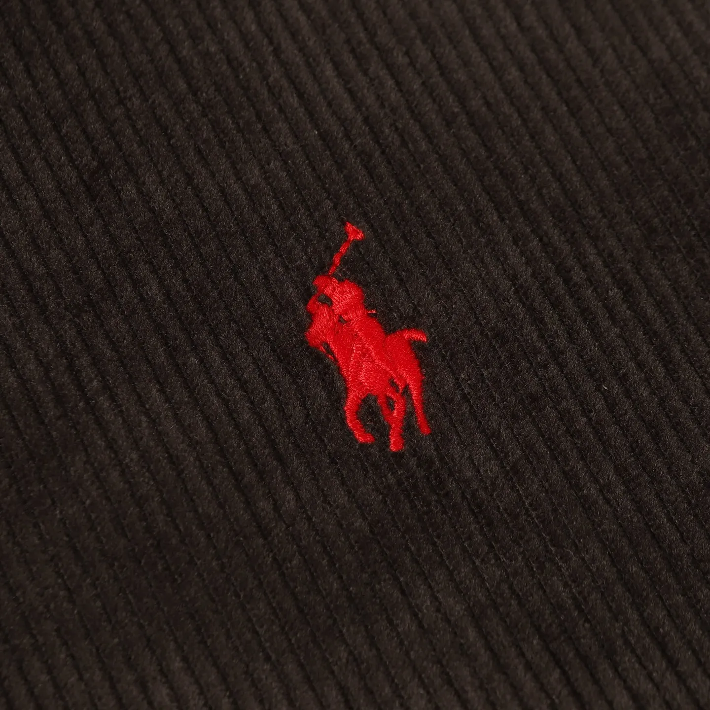 P540 Ralph Lauren embroidered corduroy jacket. Customized wide-ribbed corduroy fabric, elegantly presented in a deep navy blue, low-key and luxurious. The exquisite red pony logo is embellished, igniting the overall vitality and passion. The stand-up collar design is simple and elegant. Using imported machine embroidery technology, advanced computer control systems and precision mechanical components are used to achieve the iconic pony embroidery operation. The template machine opens the bag, and the preset template guides the position, shape and size of the bag. The accuracy ensures the quality of the bag opening effect. The infrared positioning cutting machine uses an infrared transmitter and an infrared receiver to achieve precise positioning of materials. The accuracy can reach the micron level, thereby meeting the effect of high-precision cutting of plaid alignment. Color: Green/Coffee Size: S-M-L